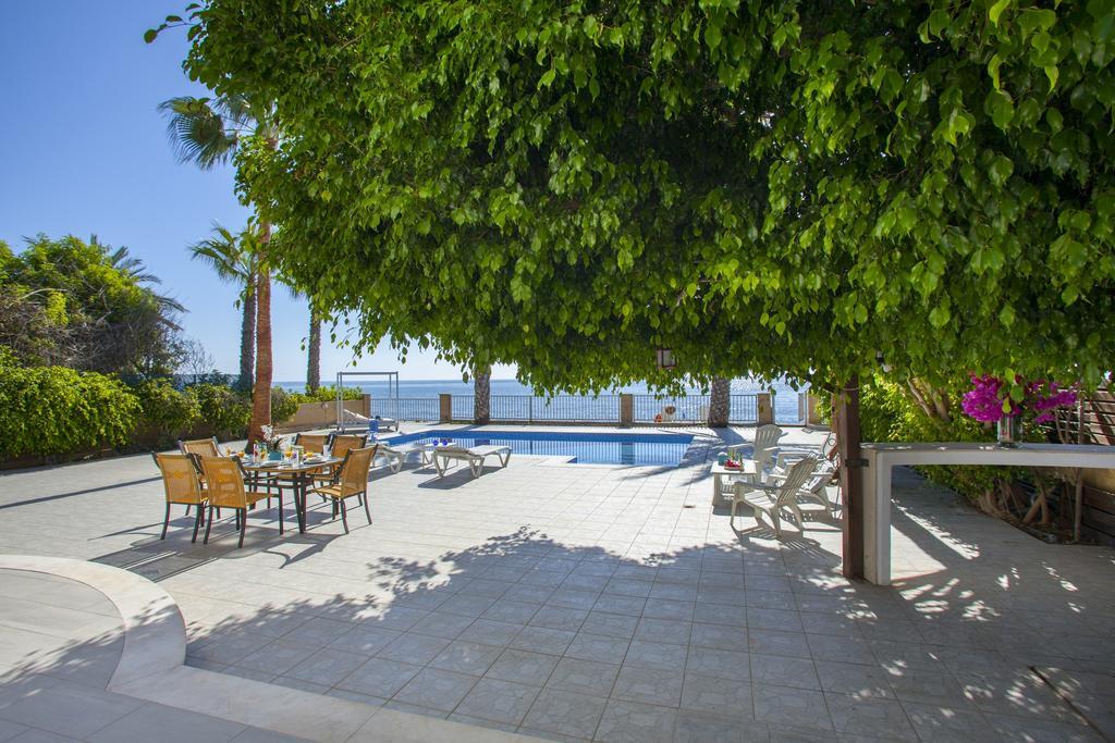 Meneou Beachfront Villa Sunset Перволия Номер фото